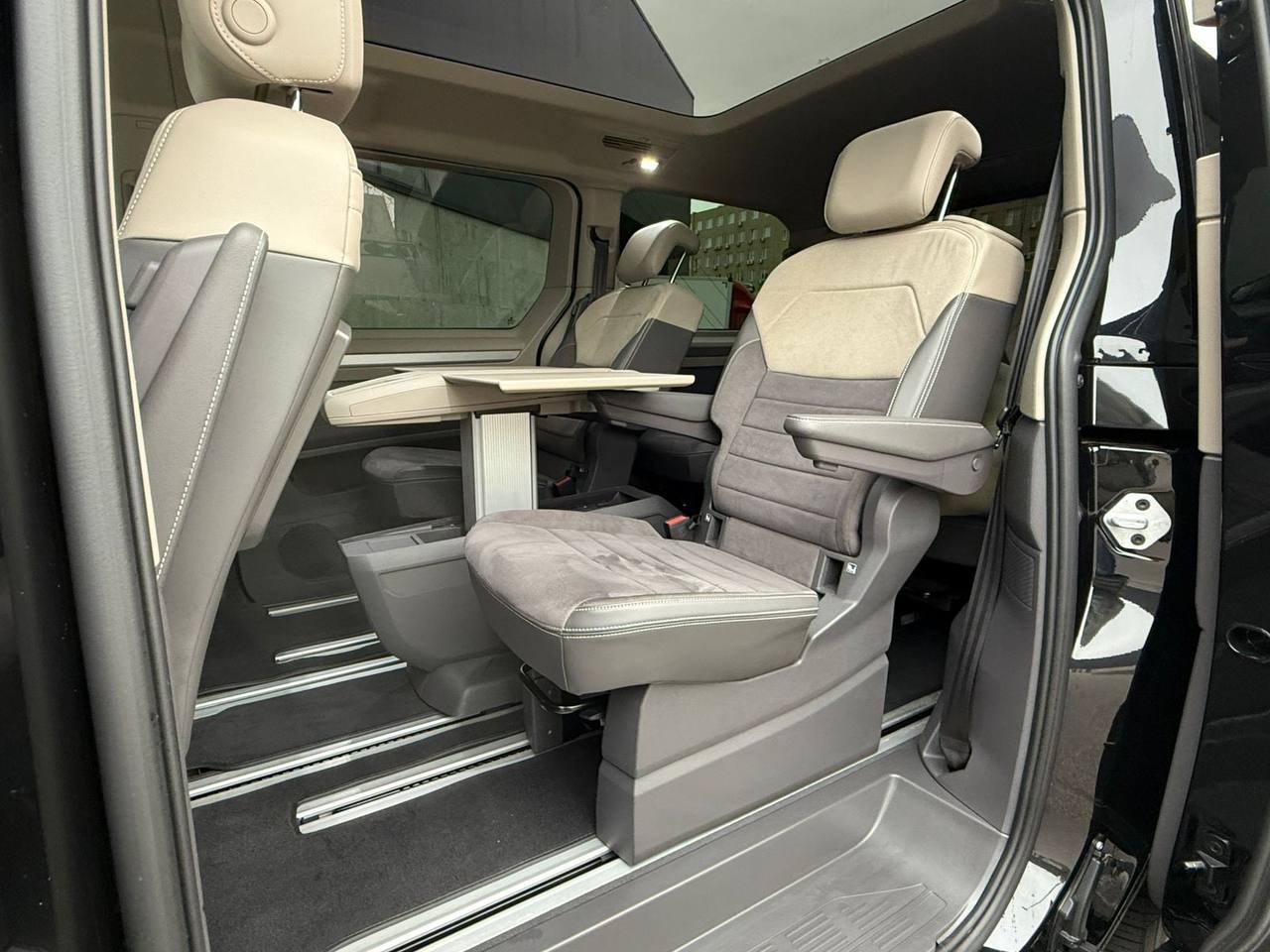   Volkswagen Multivan   -  7