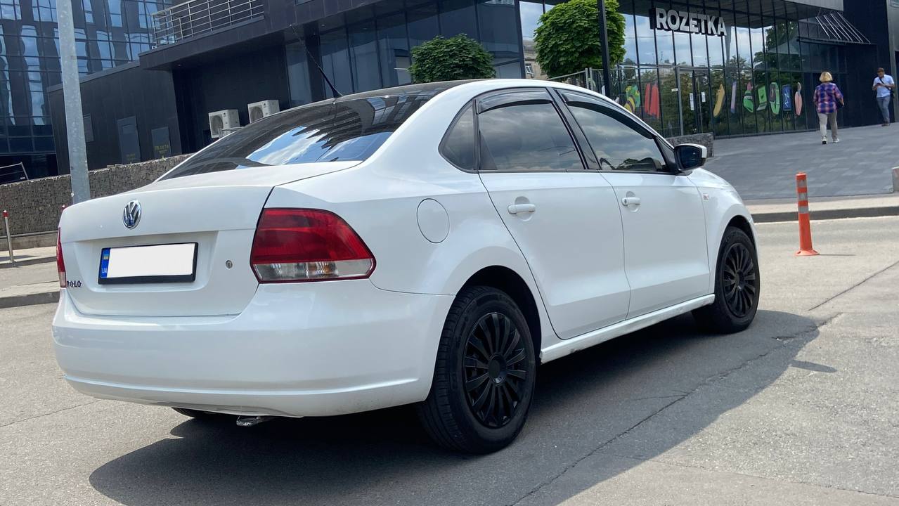   Volkswagen Polo   -  3