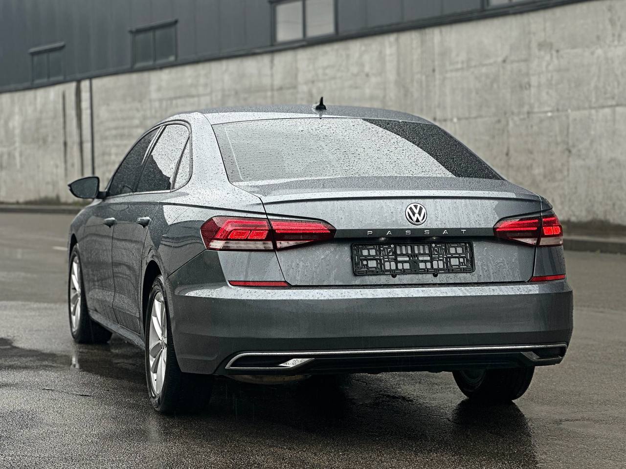   Volkswagen Passat   -  6